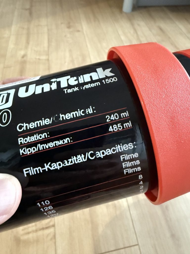 Label der Jobo-UniTank-1500-Dose mit Angaben zu Chemiemenge und Filmkapazität.